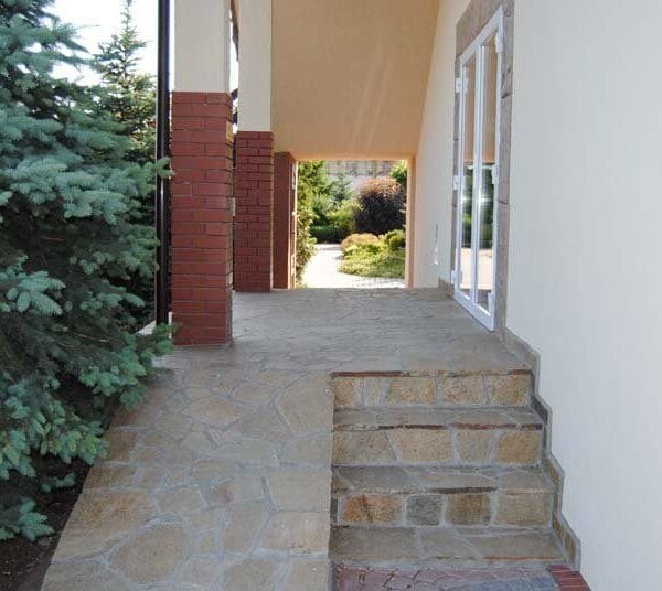 Gnejs szaro-beżowy