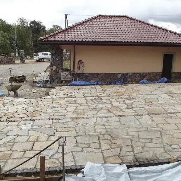 Kamień Nieregularny Gnejs Szaro-Beżowy Łupany gr 1.5-2.5 cm