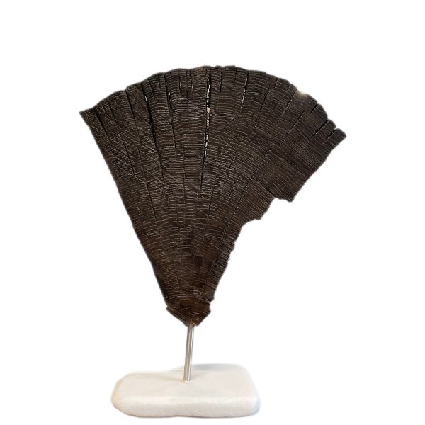 Rzeźba Z Czarnego Dębu Marmurowa Podstawa