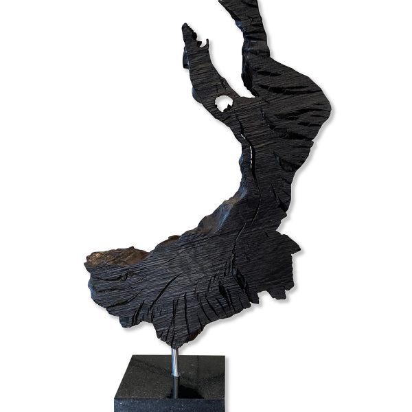 Rzeźba z Naturalnego Czarnego Dębu Na Granitowej Podstawie